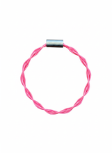 Lade das Bild in den Galerie-Viewer, Stringlet X Solinco Confidential Armband pink
